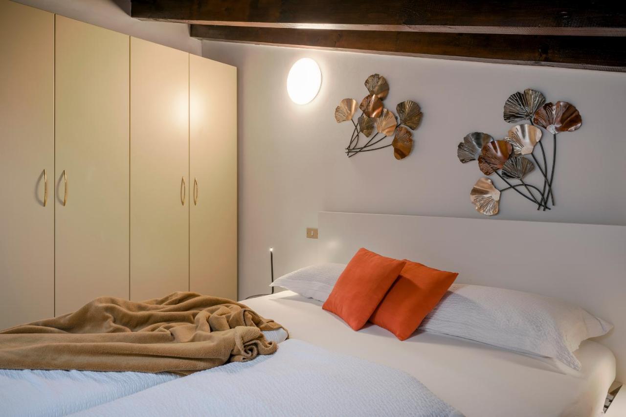 Lovely Mansard Iseo Portelle Holiday With Private Parking And Bike Storage Eksteriør billede