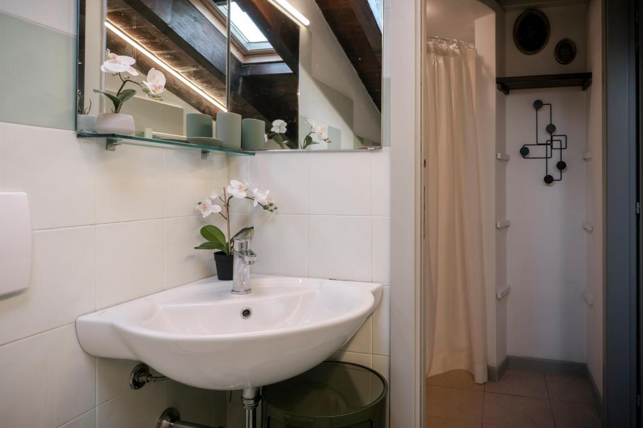 Lovely Mansard Iseo Portelle Holiday With Private Parking And Bike Storage Eksteriør billede