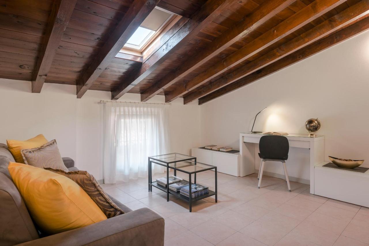 Lovely Mansard Iseo Portelle Holiday With Private Parking And Bike Storage Eksteriør billede