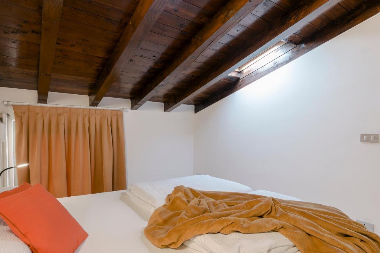Lovely Mansard Iseo Portelle Holiday With Private Parking And Bike Storage Eksteriør billede